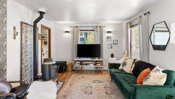 Télévision, cheminée, espaces bureaux