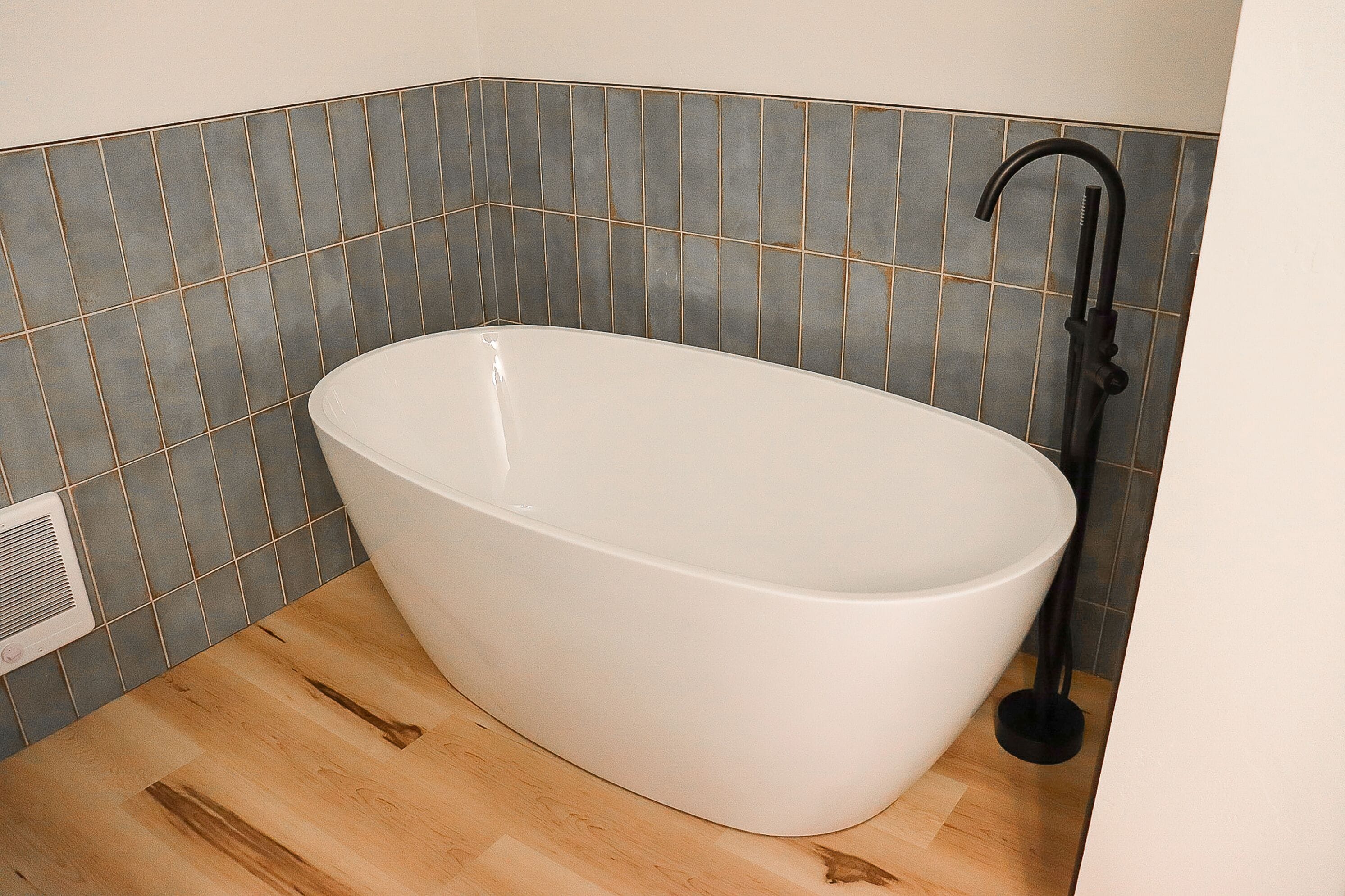 Habitación, 1 cama de matrimonio grande | Baño | Albornoces y toallas