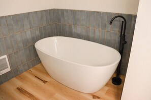 Habitación, 1 cama King size | Baño | Batas y toallas 