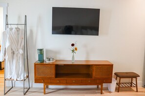 أغطية فراش متميزة وستائر تعتيم وتجهيزات عازلة للصوت ومكواة/لوح كي