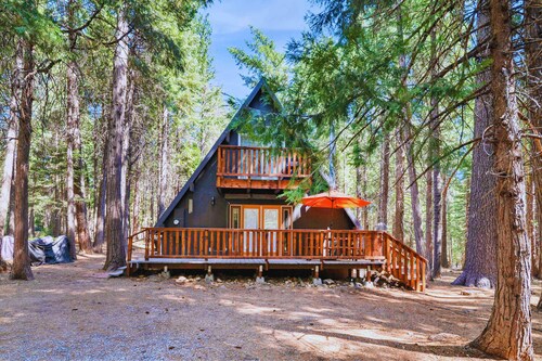 A-Frame Cabin w/ Hot Tub near Mount Lassen Park