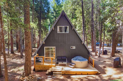 A-Frame Cabin w/ Hot Tub near Mount Lassen Park