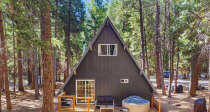 A-Frame Cabin w/ Hot Tub near Mount Lassen Park