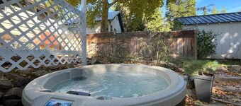 Picturesque Garden Retreat w/Deck With Hot Tub