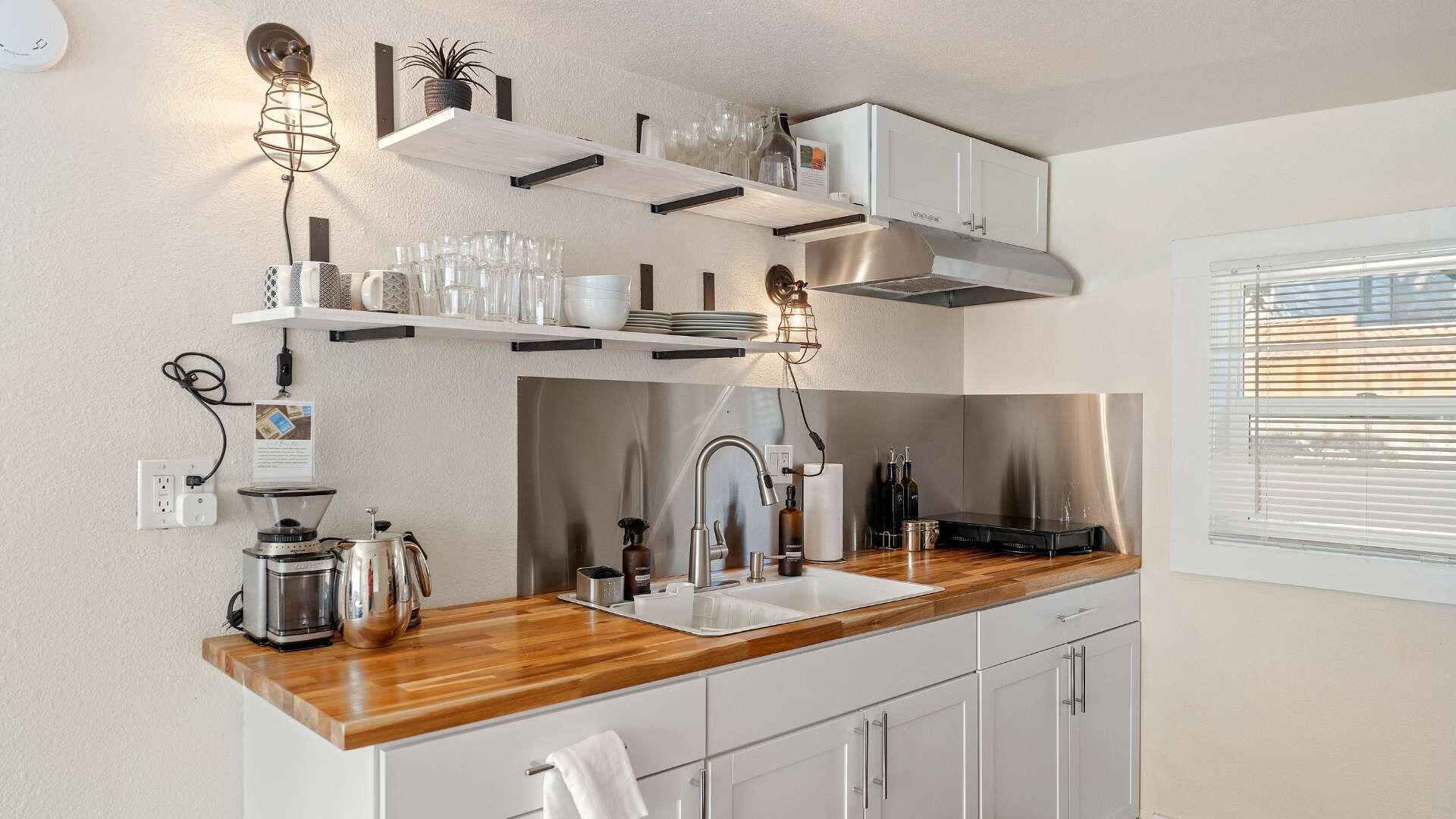 Réfrigérateur, micro-ondes, plaque de cuisson, machine à expresso