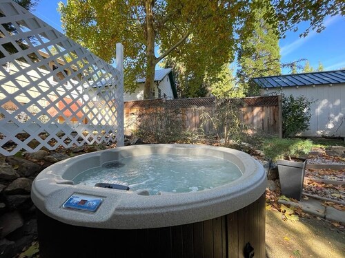 Picturesque Garden Retreat w/Deck With Hot Tub