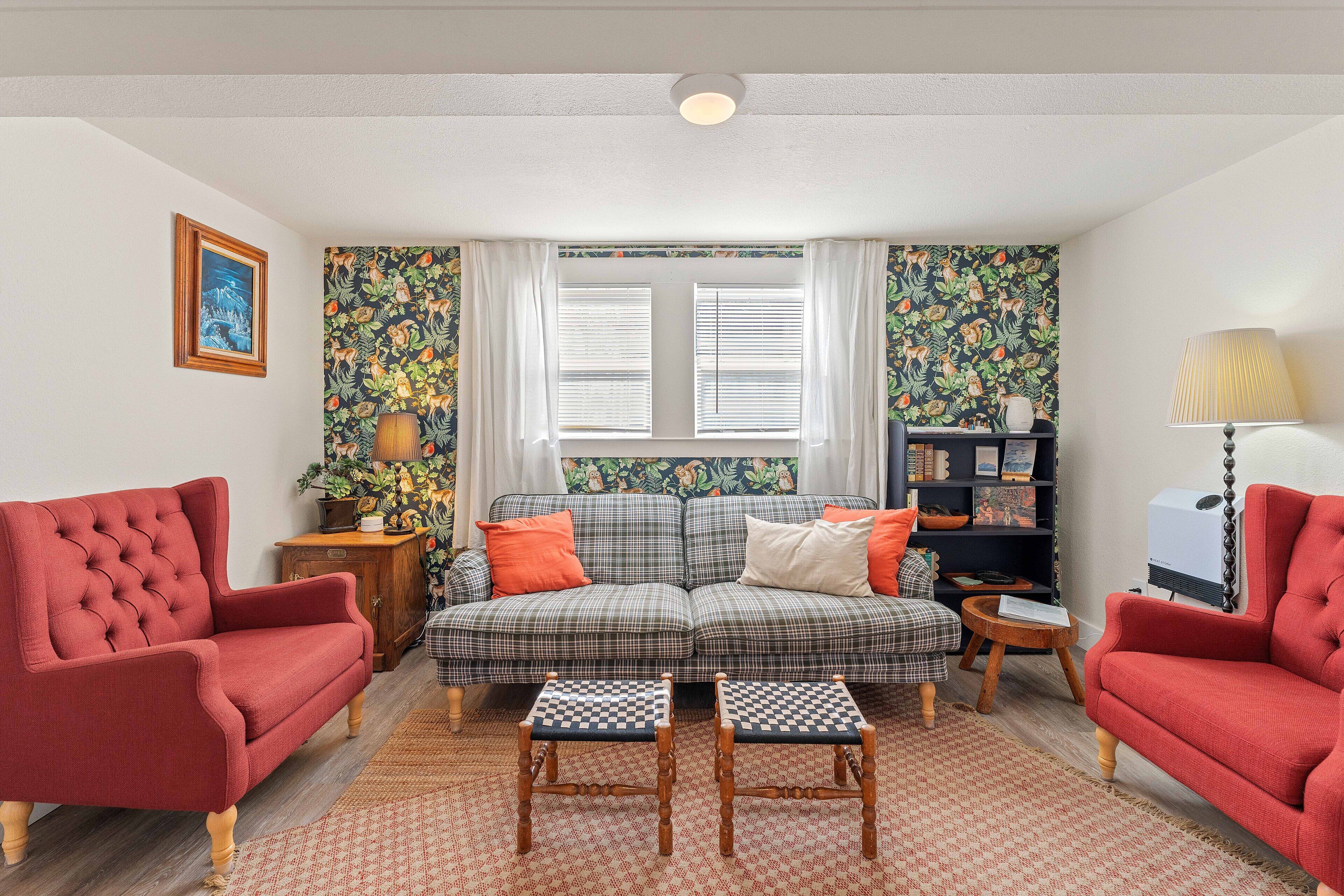 Televisio, takka, työhuone