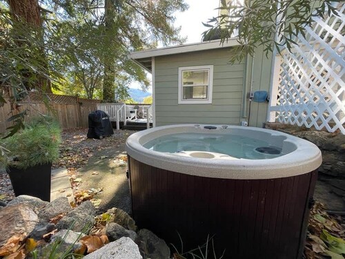 Picturesque Garden Retreat w/Deck With Hot Tub