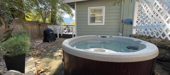 Picturesque Garden Retreat w/Deck With Hot Tub
