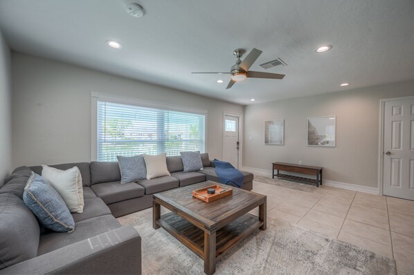 Smart TV, chimenea y impresora