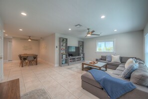 Smart TV, chimenea y impresora