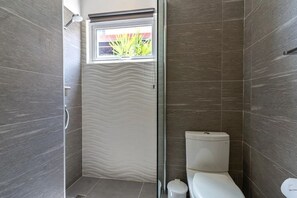 Douche, sèche-cheveux, serviettes fournies, savon
