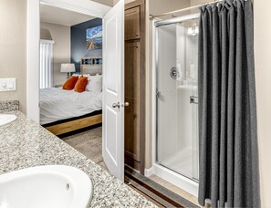 2 bedrooms, desk, iron/ironing board, travel crib - Lighthouse-Themed, Fastest WiFi, 2 King Beds Home (Medford)