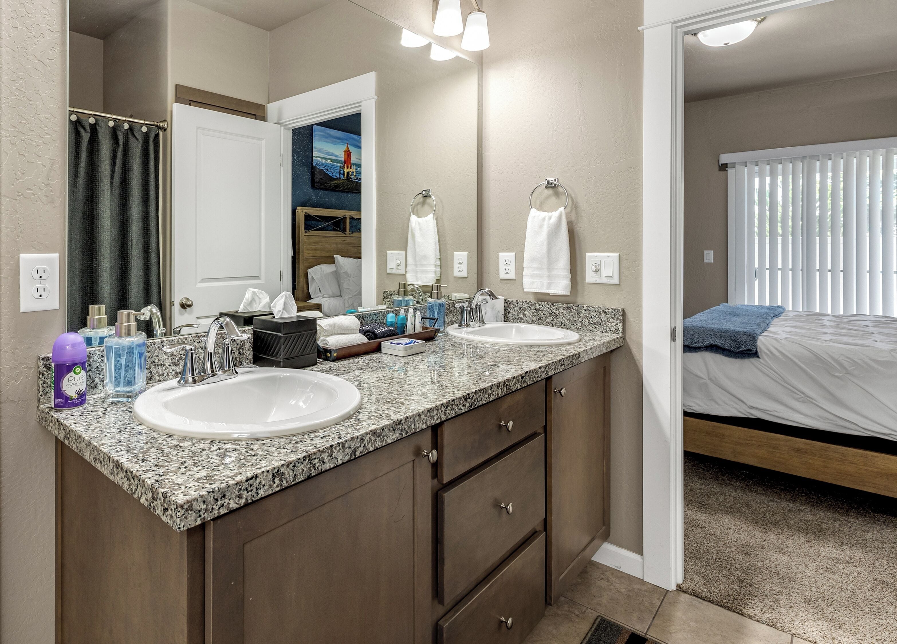 Ensemble baignoire-douche, séchoir à cheveux, serviettes fournies, savon