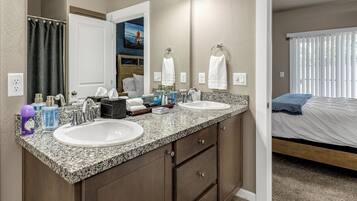 Ensemble baignoire-douche, séchoir à cheveux, serviettes fournies, savon