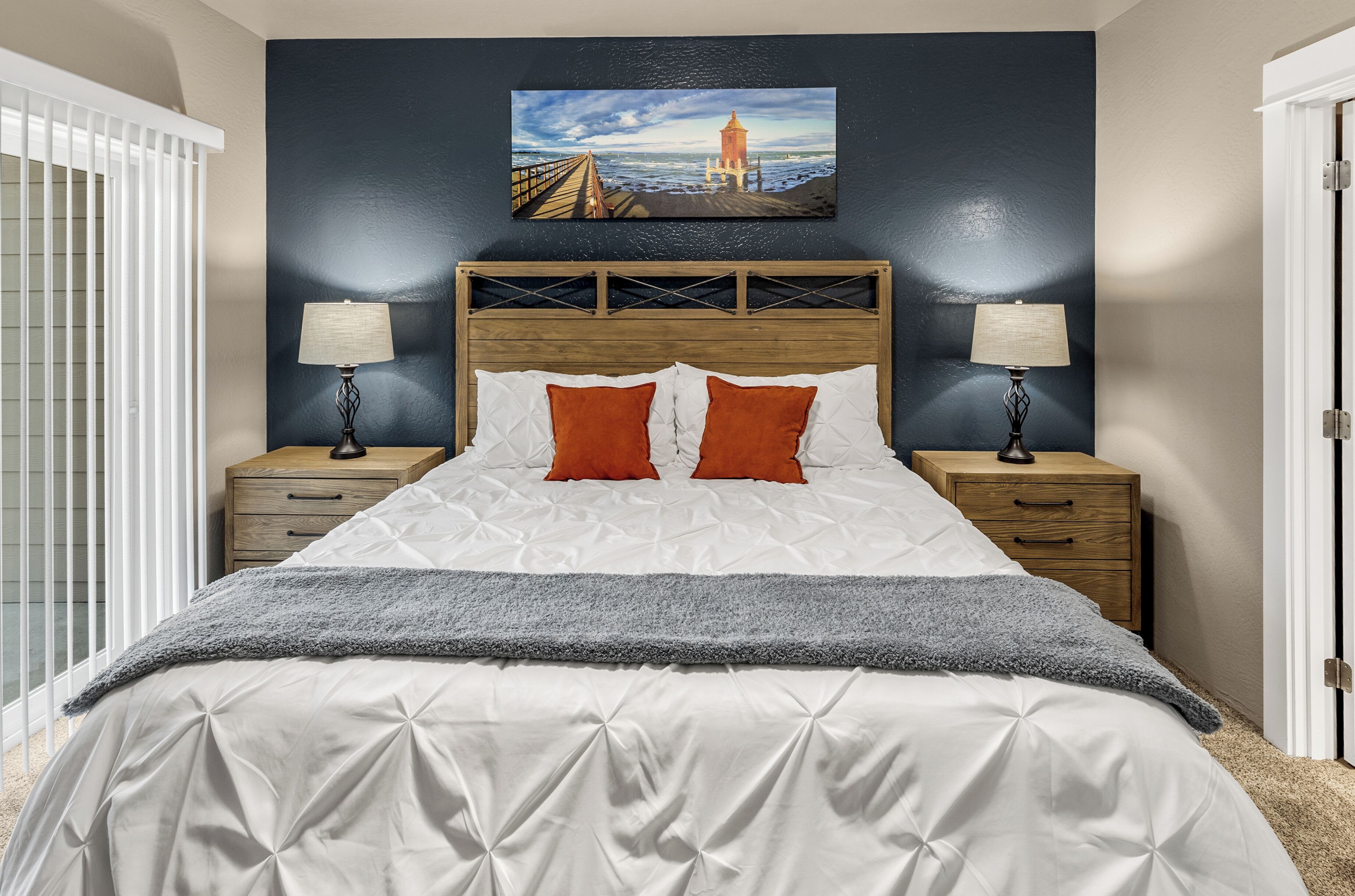 2 chambres, bureau, fer et planche à repasser, lit de bébé portatif