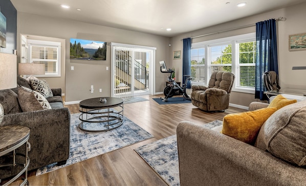 Interior - Lighthouse-Themed, Fastest WiFi, 2 King Beds Home (Medford)