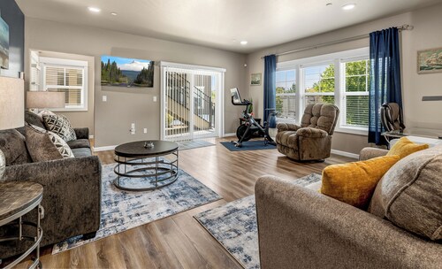 Lighthouse-Themed, Fastest WiFi, 2 King Beds Home