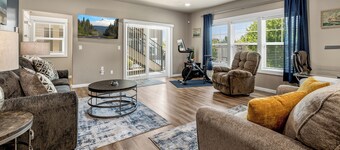 Lighthouse-Themed, Fastest WiFi, 2 King Beds Home