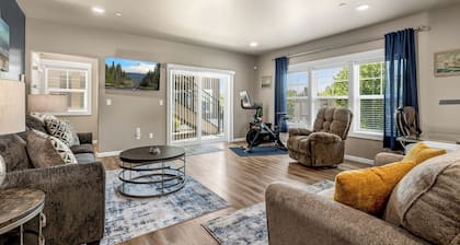 Lighthouse-Themed, Fastest WiFi, 2 King Beds Home