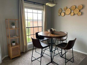 Dining - Cute and Cozy Rental -Close to (Arlington)
