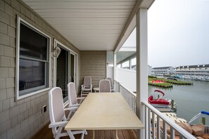 Outdoor dining - Waterfront Townhome - Decks, Dock & Kayaks – 2 King Suites, 5 Min to Bethany  (Clarksville)