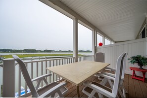 Outdoor dining - Waterfront Townhome - Decks, Dock & Kayaks – 2 King Suites, 5 Min to Bethany  (Clarksville)
