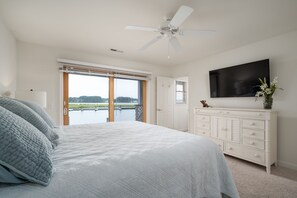 4 bedrooms, desk, iron/ironing board, free WiFi - Waterfront Townhome - Decks, Dock & Kayaks – 2 King Suites, 5 Min to Bethany  (Clarksville)