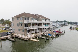 Exterior - Waterfront Townhome - Decks, Dock & Kayaks – 2 King Suites, 5 Min to Bethany  (Clarksville)