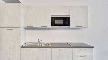 Réfrigérateur, four, plaque de cuisson, cafetiÚre/bouilloire