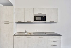 Fridge, oven, stovetop, coffee/tea maker