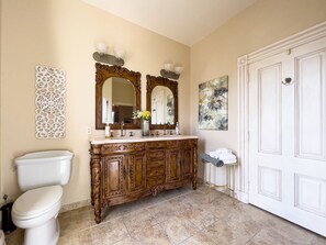 Tina con regadera, secadora de cabello, toallas 