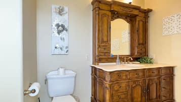 Duschwanne, Haartrockner, Handtücher