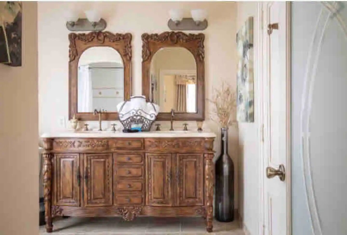 Kombination af bruser/badekar, hårtørrer, håndklæder