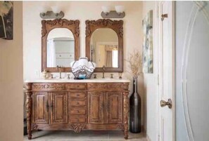 Ensemble douche/baignoire, sèche-cheveux, serviettes fournies