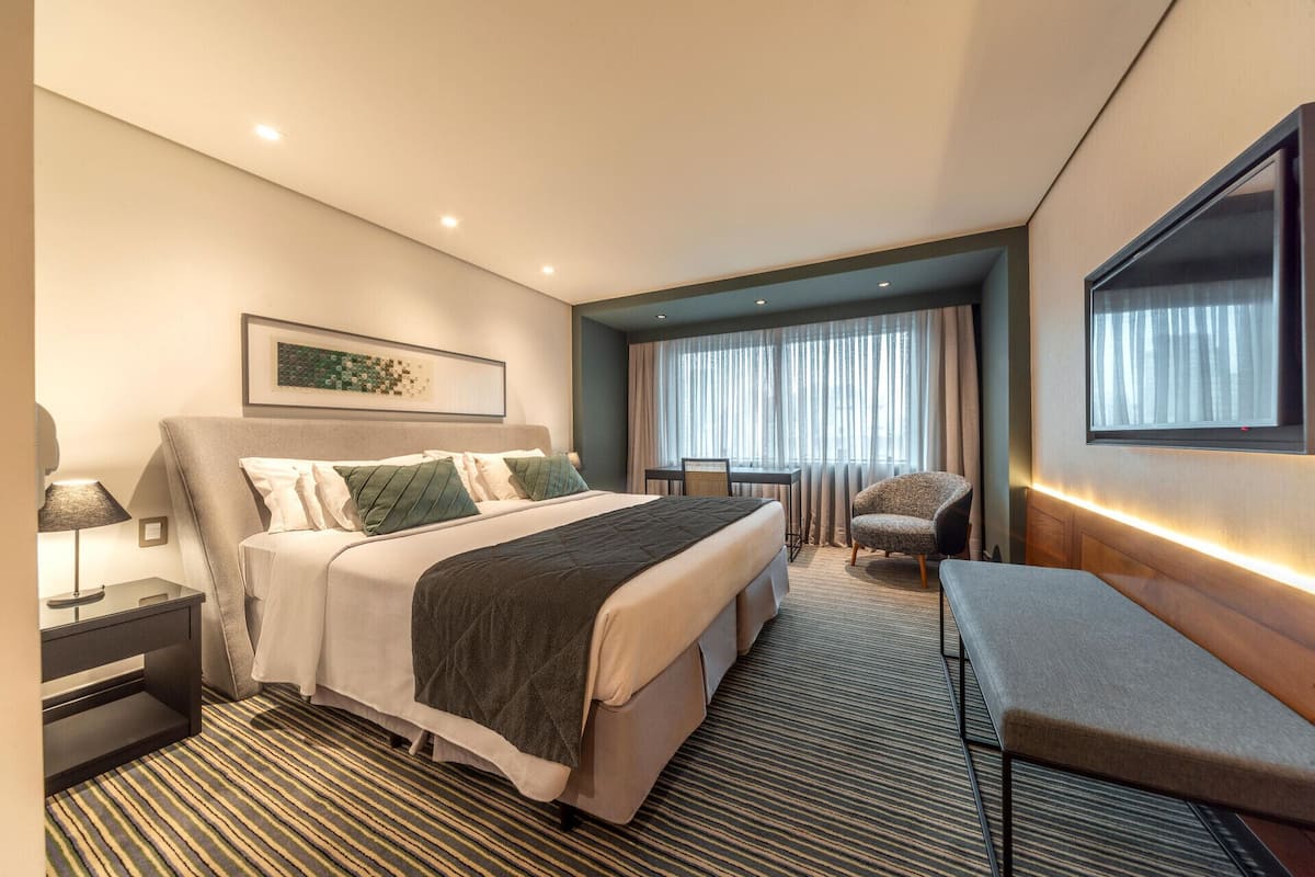 Hypo-allergenic bedding, minibar, in-room safe, desk