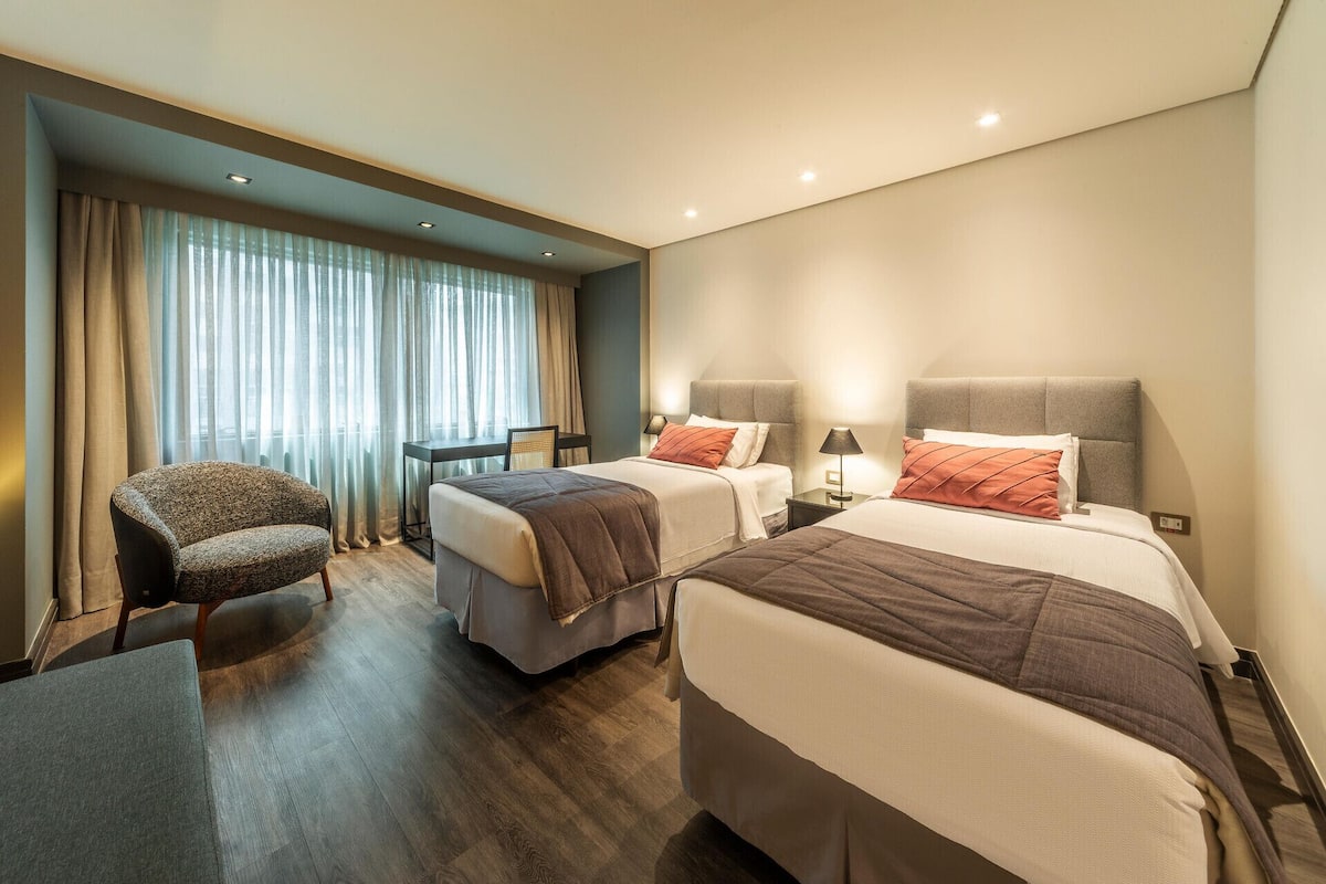 Hypo-allergenic bedding, minibar, in-room safe, desk