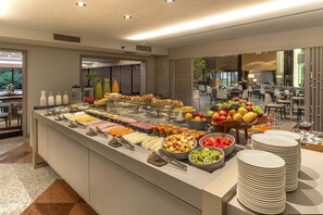 Se ofrece un desayuno bufé todos los días (por un coste adicional)