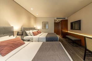 Stilo Triplo | Ropa de cama hipoalergénica, minibar, caja fuerte y escritorio