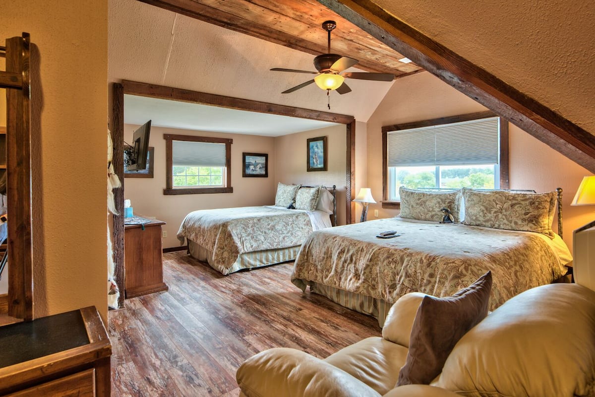 Family Room | Egyptian cotton sheets, premium bedding, pillowtop beds, free WiFi