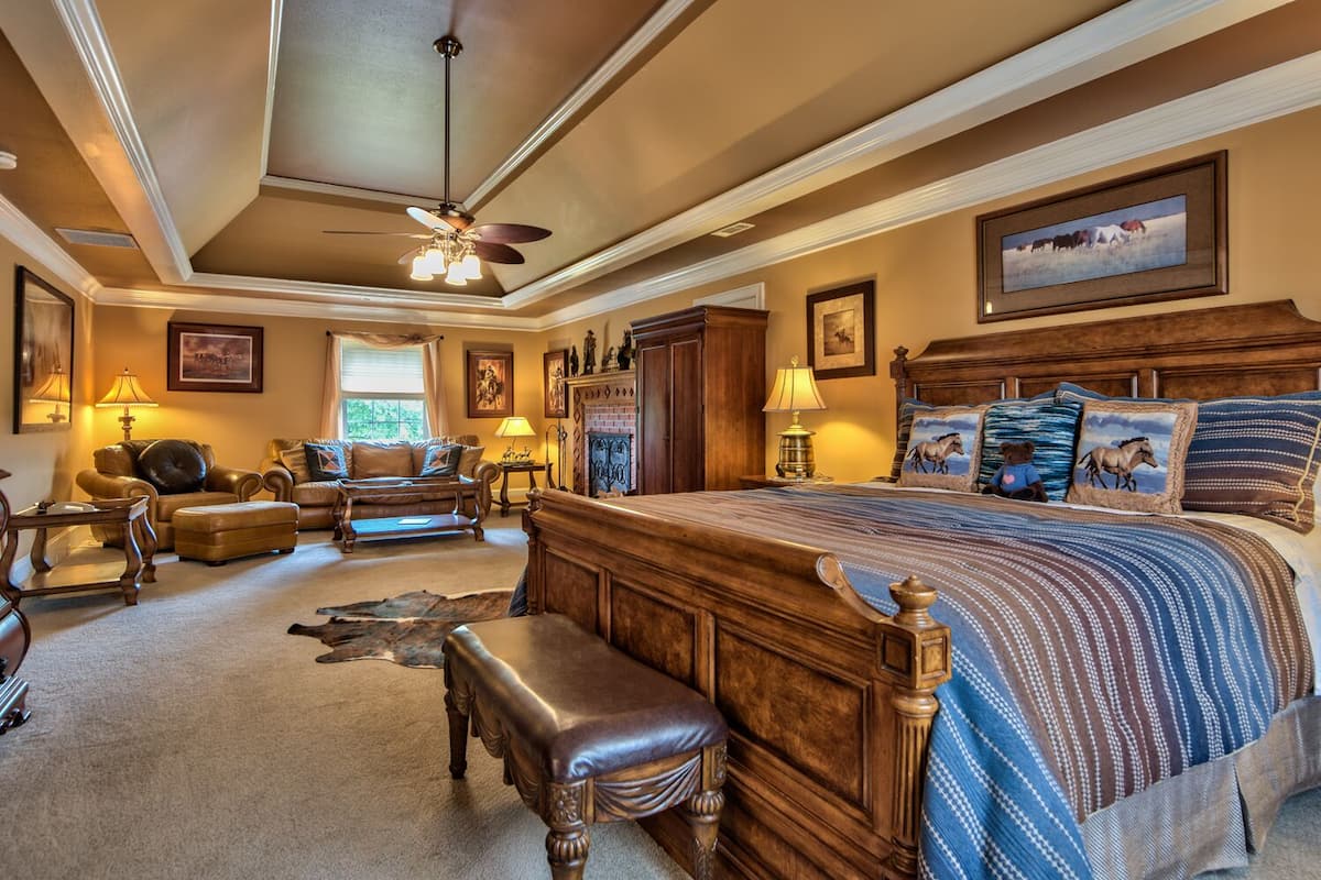 Deluxe Room, 1 King Bed, Fireplace | Egyptian cotton sheets, premium bedding, pillowtop beds, free WiFi
