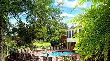 Sesongbasert utendørsbasseng, bassengparasoller og solsenger