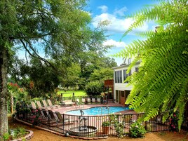 Piscina externa sazonal, guarda-sóis, espreguiçadeiras