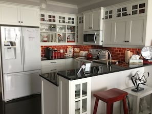 Dining tables - Waterfront Condo-2BR, 2BR (Charlottetown)