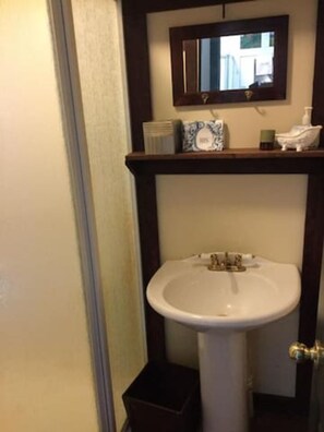 Dusj, håndklær og sjampo