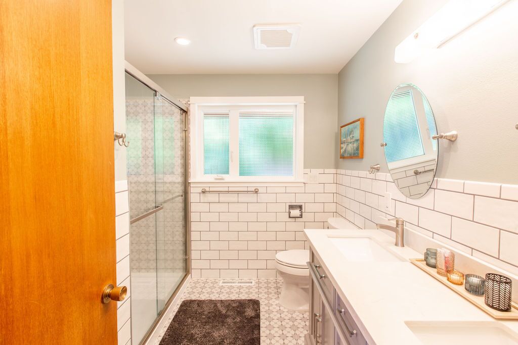 Un baño con ducha, inodoro y lavamanos.