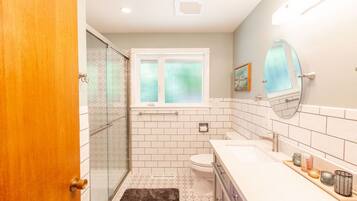 Un baño con ducha, inodoro y lavamanos.