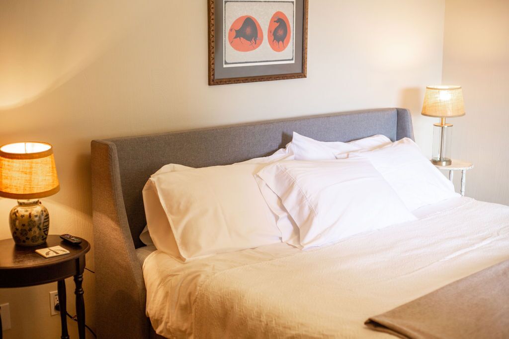 6 quartos, escrivaninha, ferros/tábuas de passar roupa, berço de viagem