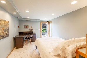 6 bedrooms, desk, iron/ironing board, travel cot