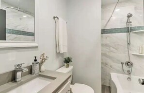 Douche, sèche-cheveux, serviettes fournies, savon